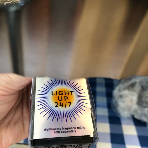 RETIRED 2022 BATH & BODYWORKS MONSTER TREE LIGHT UP WALLFLOWER T NIGHTLIGHT - Picture 4 of 8